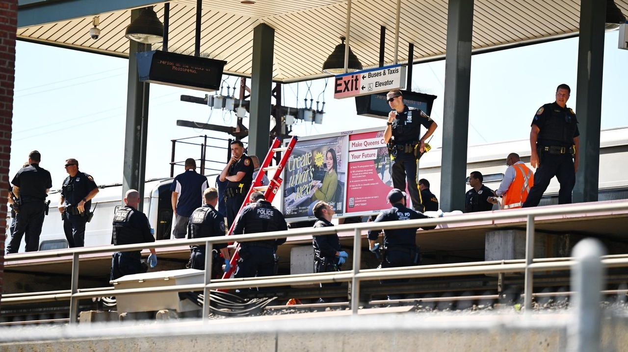 Person struck on LIRR tracks in Massapequa, causing delays after temporary suspension on Babylon branch - Newsday
