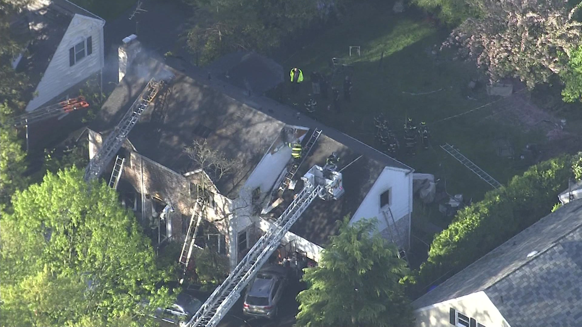 Garden City community in disbelief after 3 family members killed in house fire - News12 | Long Island